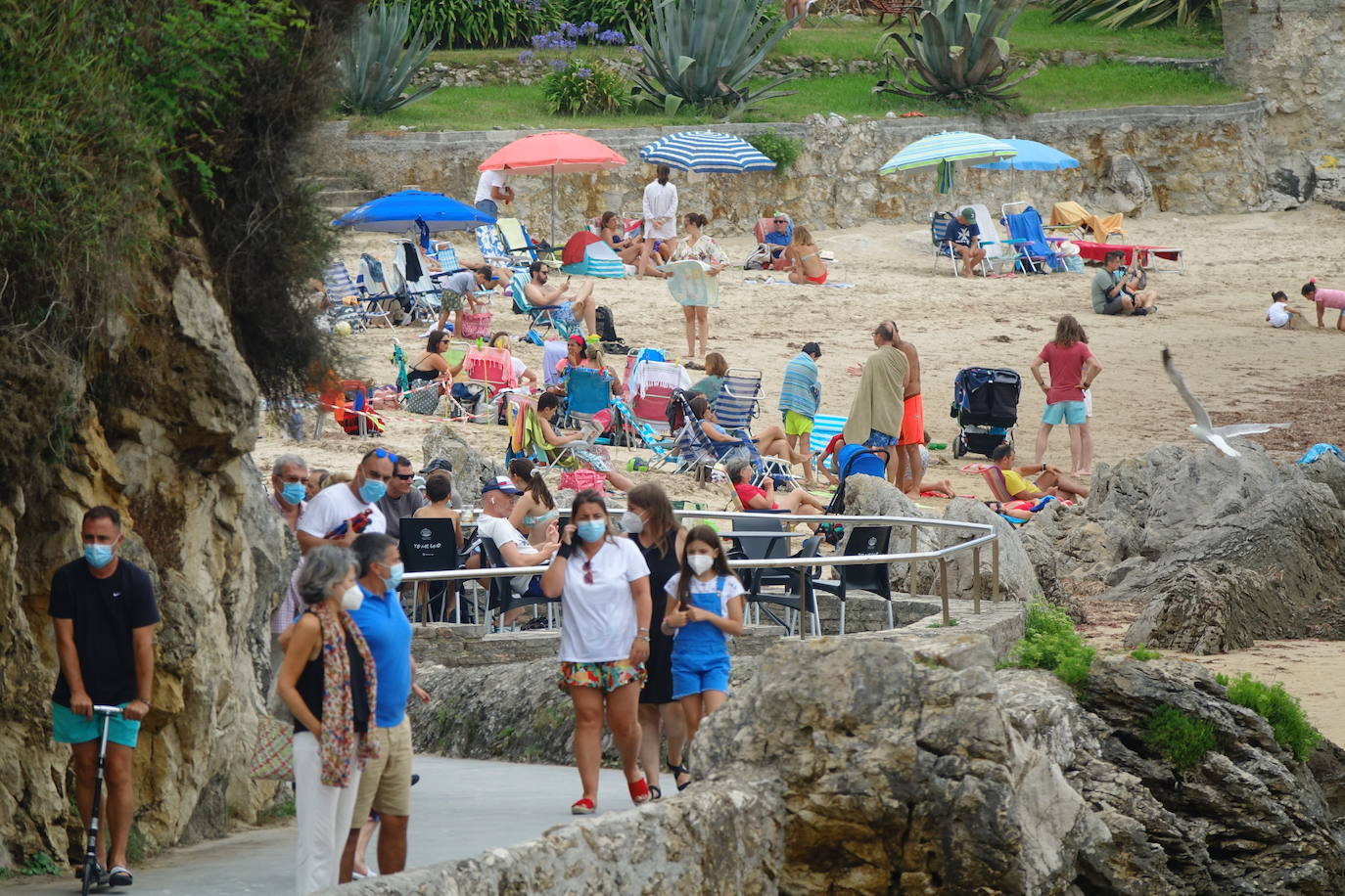 Asturianos y visitantes han disfrutado de un miércoles caluroso en las calles y en los arenales. 