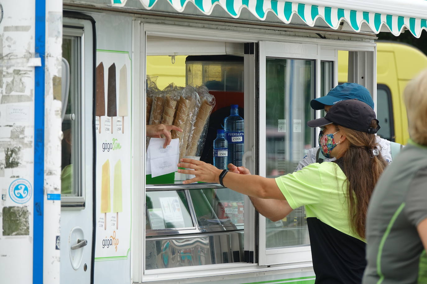 Asturianos y visitantes han disfrutado de un miércoles caluroso en las calles y en los arenales. 