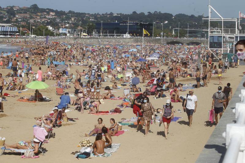 Asturianos y visitantes han disfrutado de un miércoles caluroso en las calles y en los arenales. 