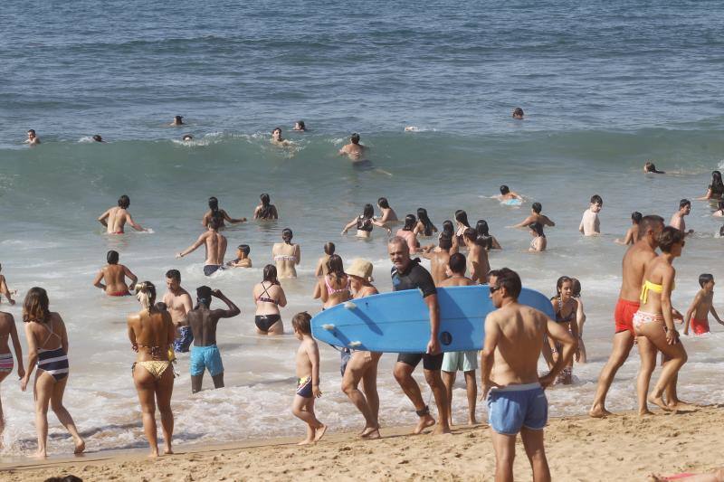 Asturianos y visitantes han disfrutado de un miércoles caluroso en las calles y en los arenales. 