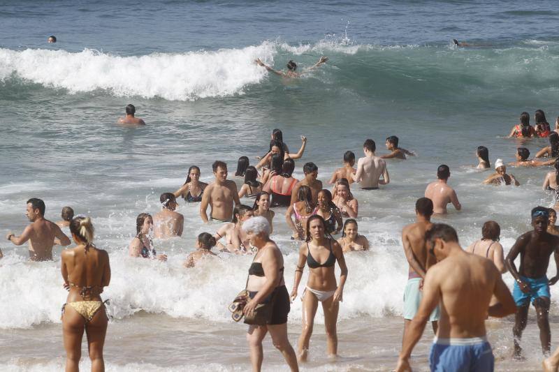 Asturianos y visitantes han disfrutado de un miércoles caluroso en las calles y en los arenales. 