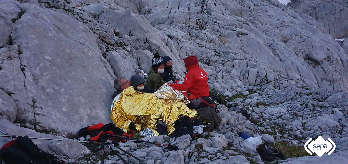 Los cuatro afectados, un hombre, una mujer, una joven de 19 años y un menor de 16, fueron localizados a las 02.40 horas en el valle de Las Moñetas. El Grupo de Rescate logró llegar hasta ellos tras caminar más de cuatro horas y media desde la Vega del Toro. La operación de rescate se complicó por una fuerte tormenta eléctrica, con viento y granizo