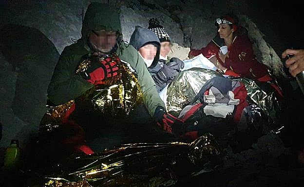 Una tormenta eléctrica obliga a una familia a pasar la noche en la montaña en Cabrales junto al equipo de rescate