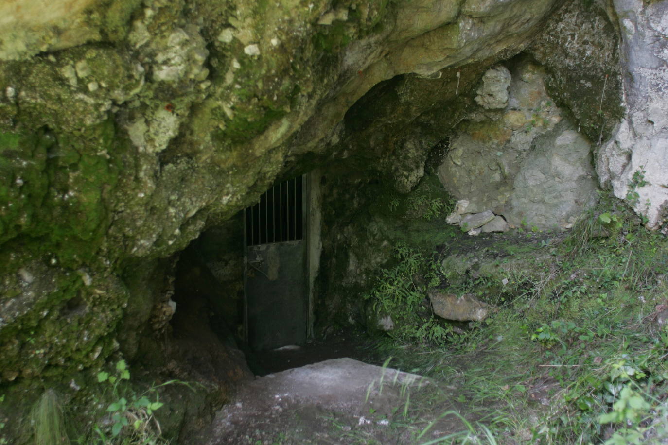  Cueva de Llonín.