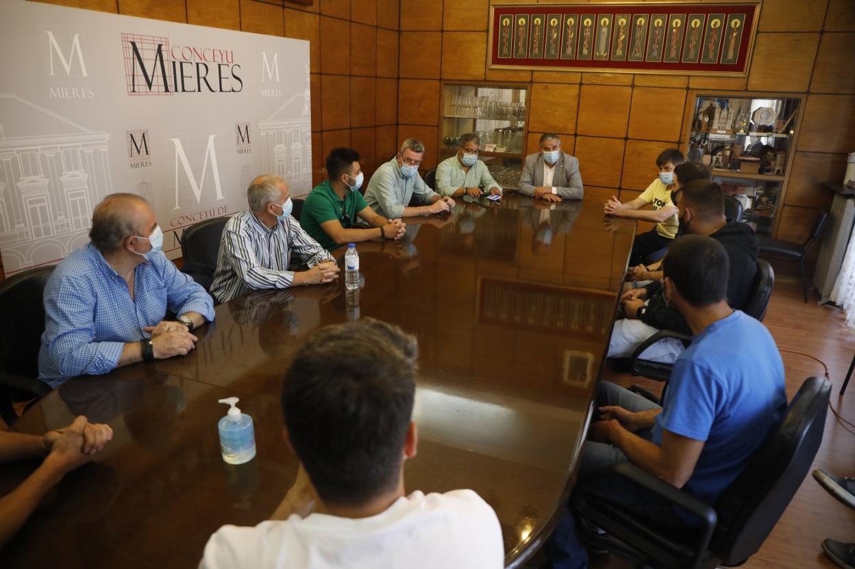 Un momento de la reunión de los trabajadores de la subcontrata con el alcalde de Mieres (al fondo). 