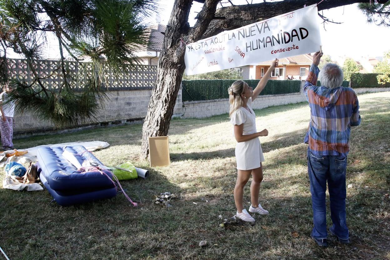 Los participantes en la protesta instalan sus carteles en el parque de los Hermanos Castro. 