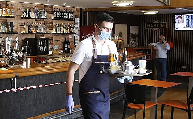 Imagen de un bar de Gijón. Vídeo: un mes de nueva normalidad.