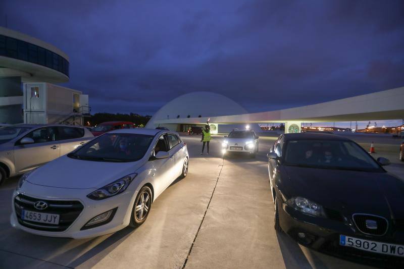 La explanada del Niemeyer se convirtió en la noche de este jueves en un autocine. Los espectadores pudieron disfrutar de un clásico como 'Cinema Paradiso'.
