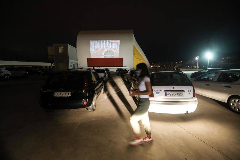 La explanada del Niemeyer se convirtió en la noche de este jueves en un autocine. Los espectadores pudieron disfrutar de un clásico como 'Cinema Paradiso'.