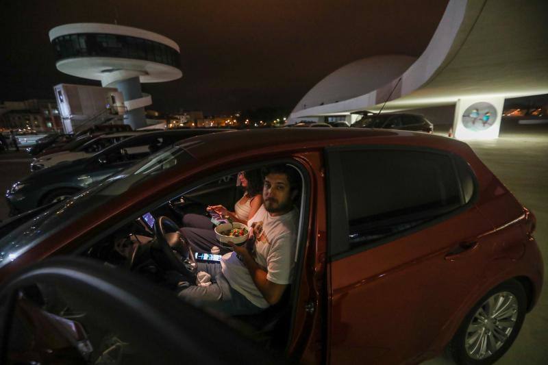 La explanada del Niemeyer se convirtió en la noche de este jueves en un autocine. Los espectadores pudieron disfrutar de un clásico como 'Cinema Paradiso'.