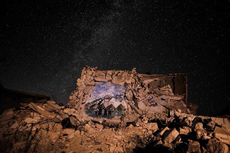 Parece que el mundo se detiene al observar el cielo estrellado de Idlib (Siria). Sin embargo, basta con bajar un poco la mirada para darse cuenta de la realidad: edificios destruidos por una guerra que comenzó hace más de nueve años y que parece no tener fin, un campamento para sirios desplazados, un parque de atracciones abandonado y combatientes a lo largo de la primera línea con las fuerzas gubernamentales. Así son las noches en la provincia de Idlib, controlada por los rebeldes sirios. 