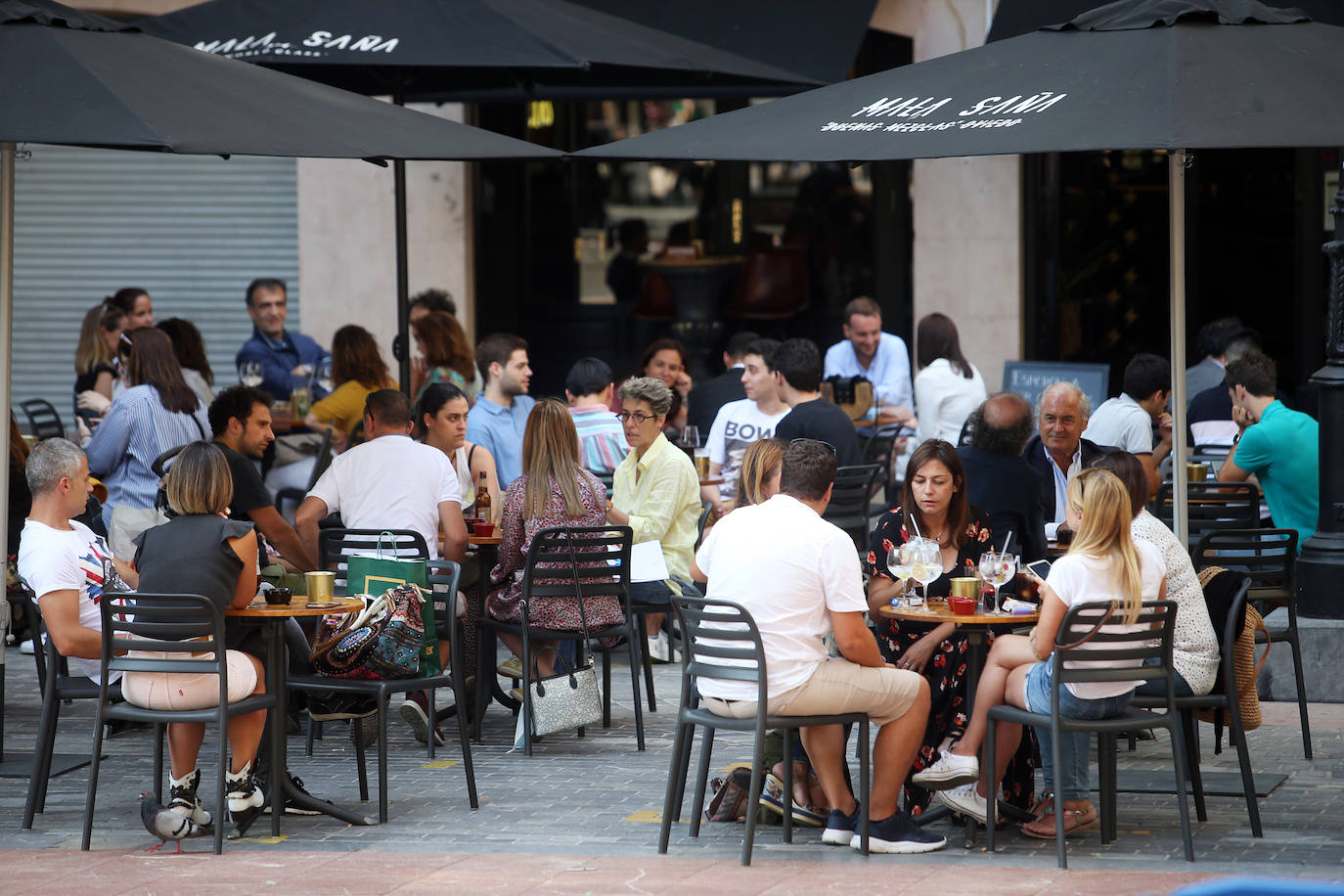 Asturias abarrota playas, ríos, parques, merenderos y terrazas para disfrutar de un fin de semana veraniego.