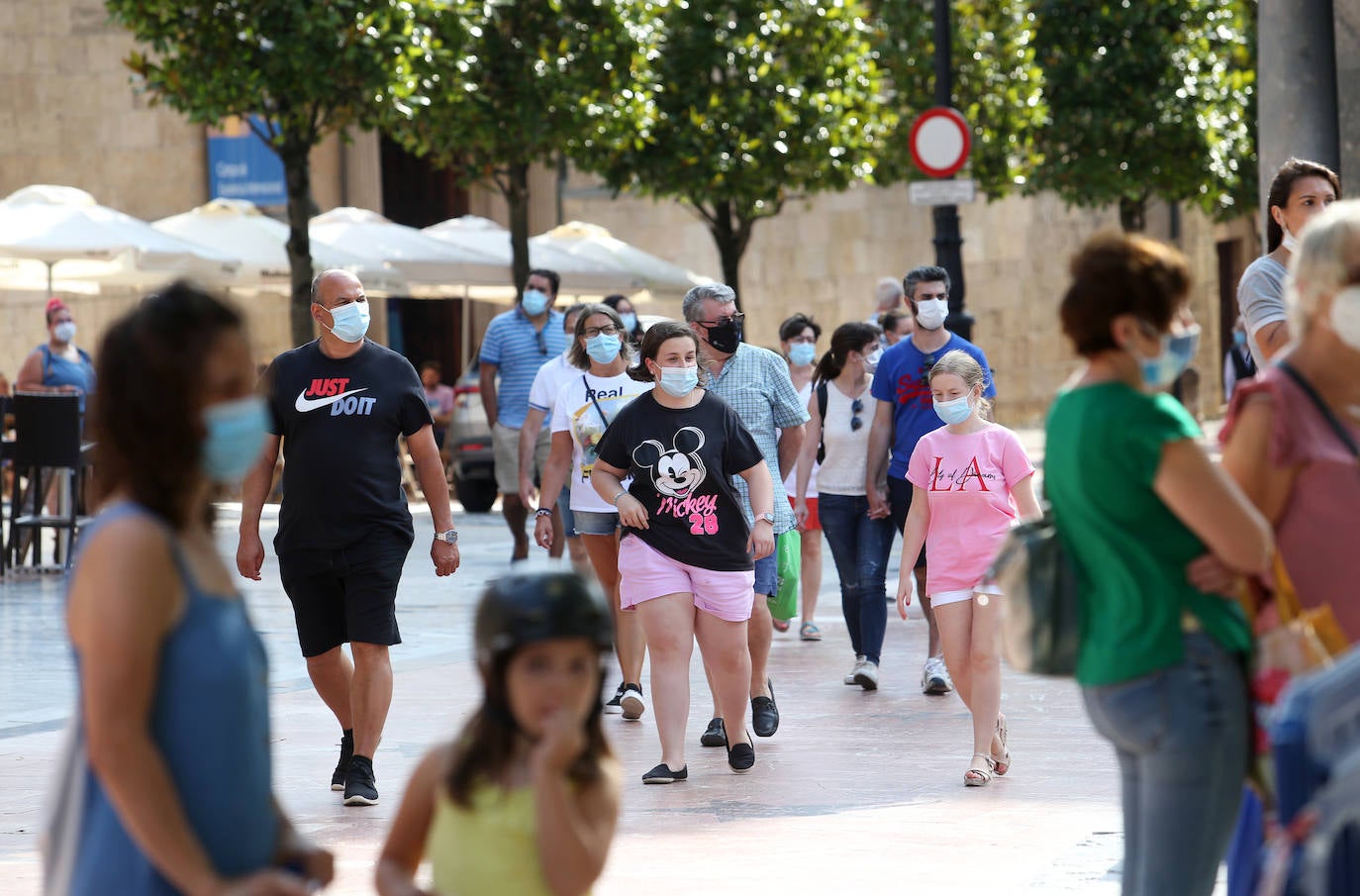 Asturias abarrota playas, ríos, parques, merenderos y terrazas para disfrutar de un fin de semana veraniego.