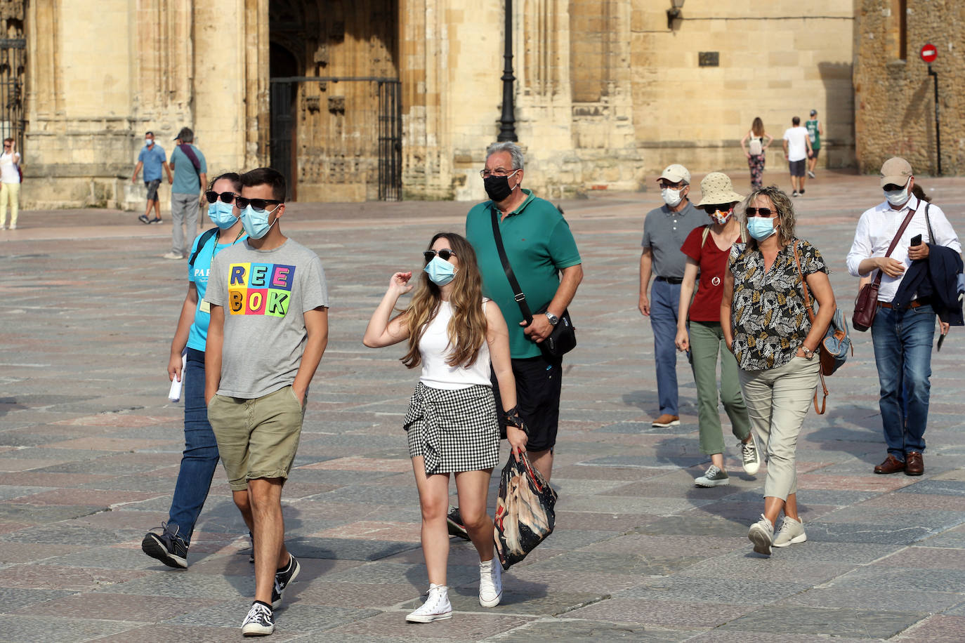 Asturias abarrota playas, ríos, parques, merenderos y terrazas para disfrutar de un fin de semana veraniego.