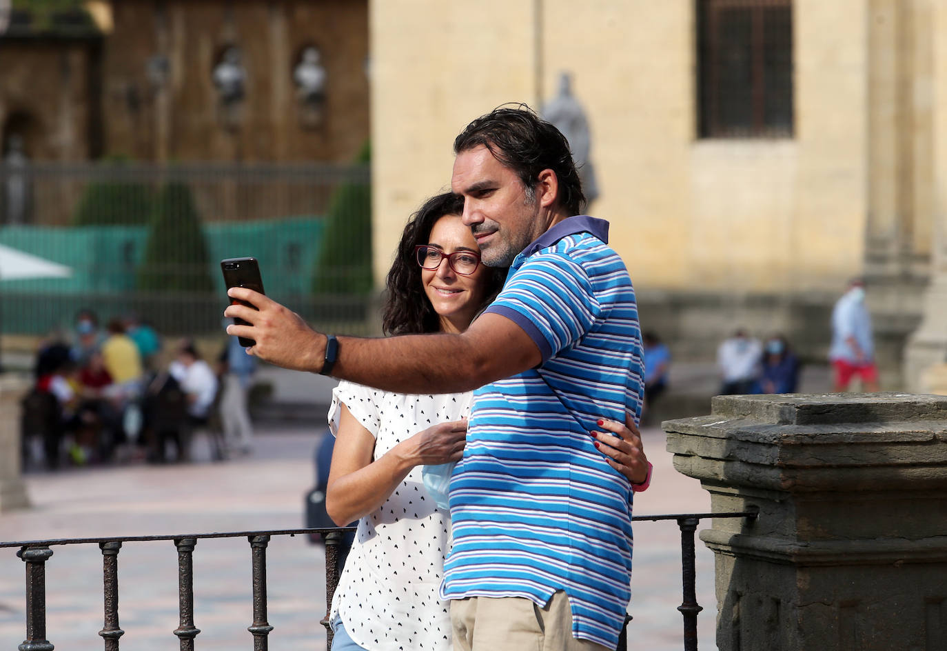 Asturias abarrota playas, ríos, parques, merenderos y terrazas para disfrutar de un fin de semana veraniego.