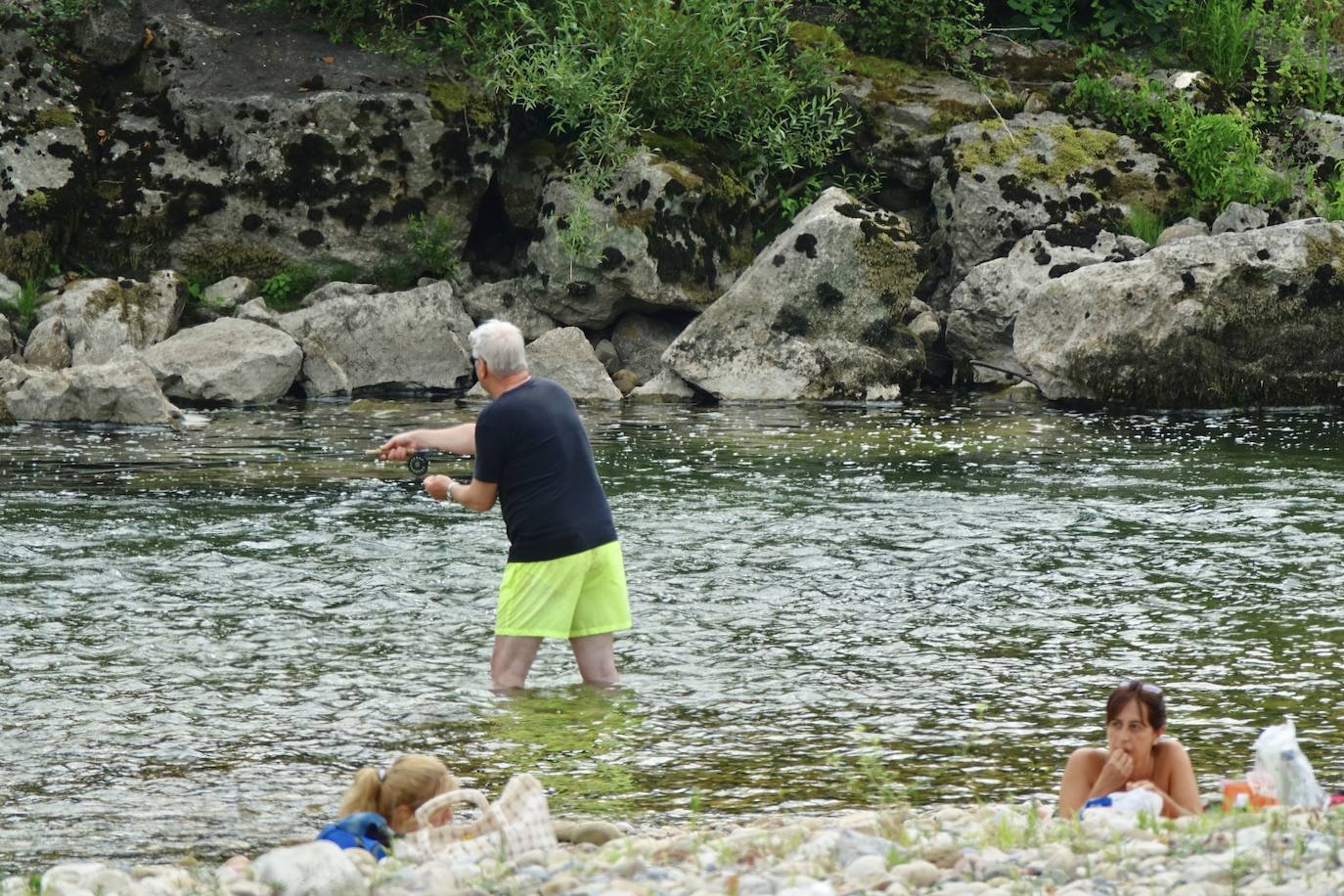Asturias abarrota playas, ríos, parques, merenderos y terrazas para disfrutar de un fin de semana veraniego.