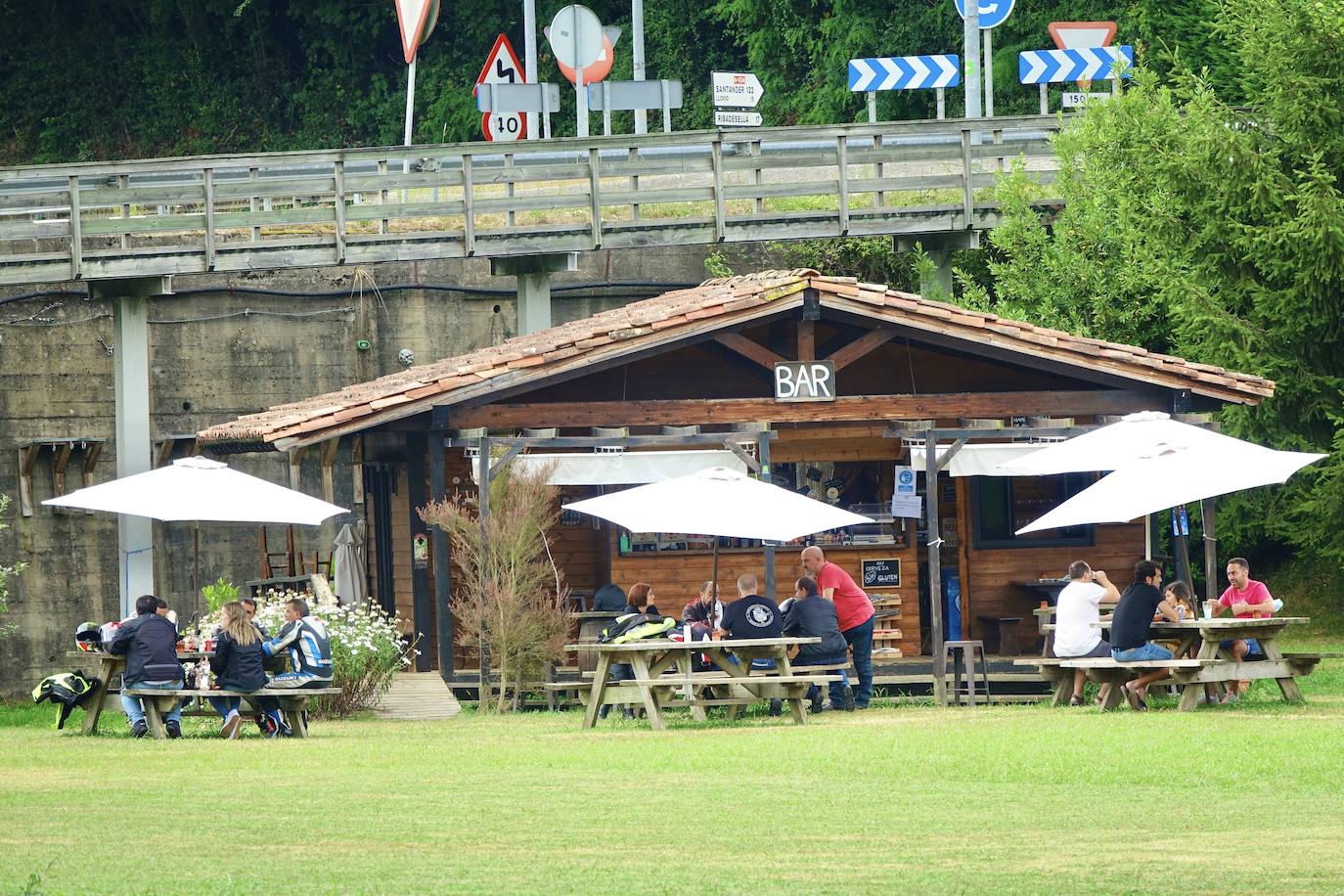 Asturias abarrota playas, ríos, parques, merenderos y terrazas para disfrutar de un fin de semana veraniego.