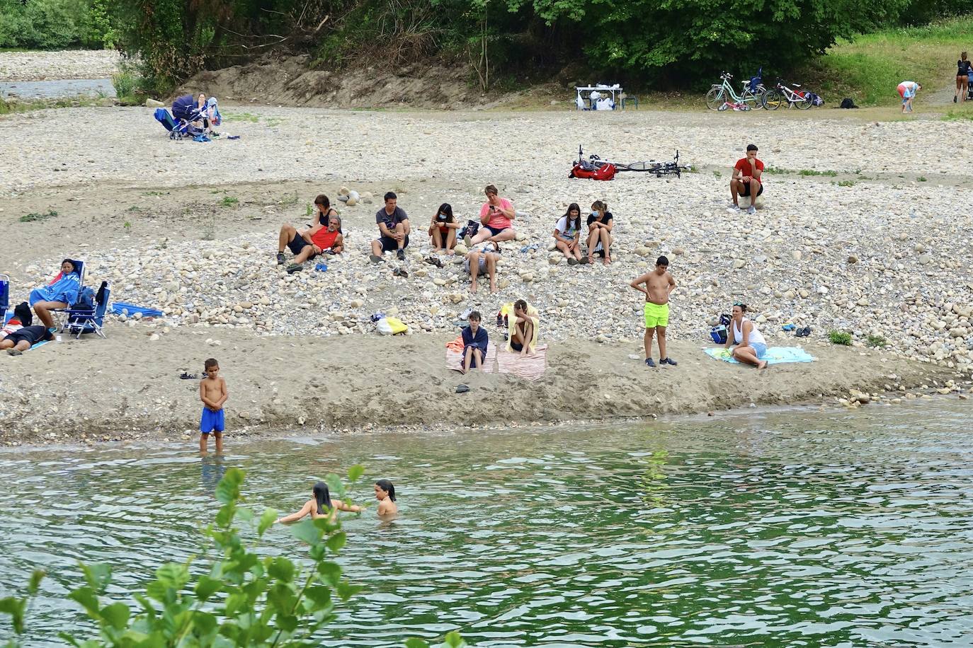 Asturias abarrota playas, ríos, parques, merenderos y terrazas para disfrutar de un fin de semana veraniego.