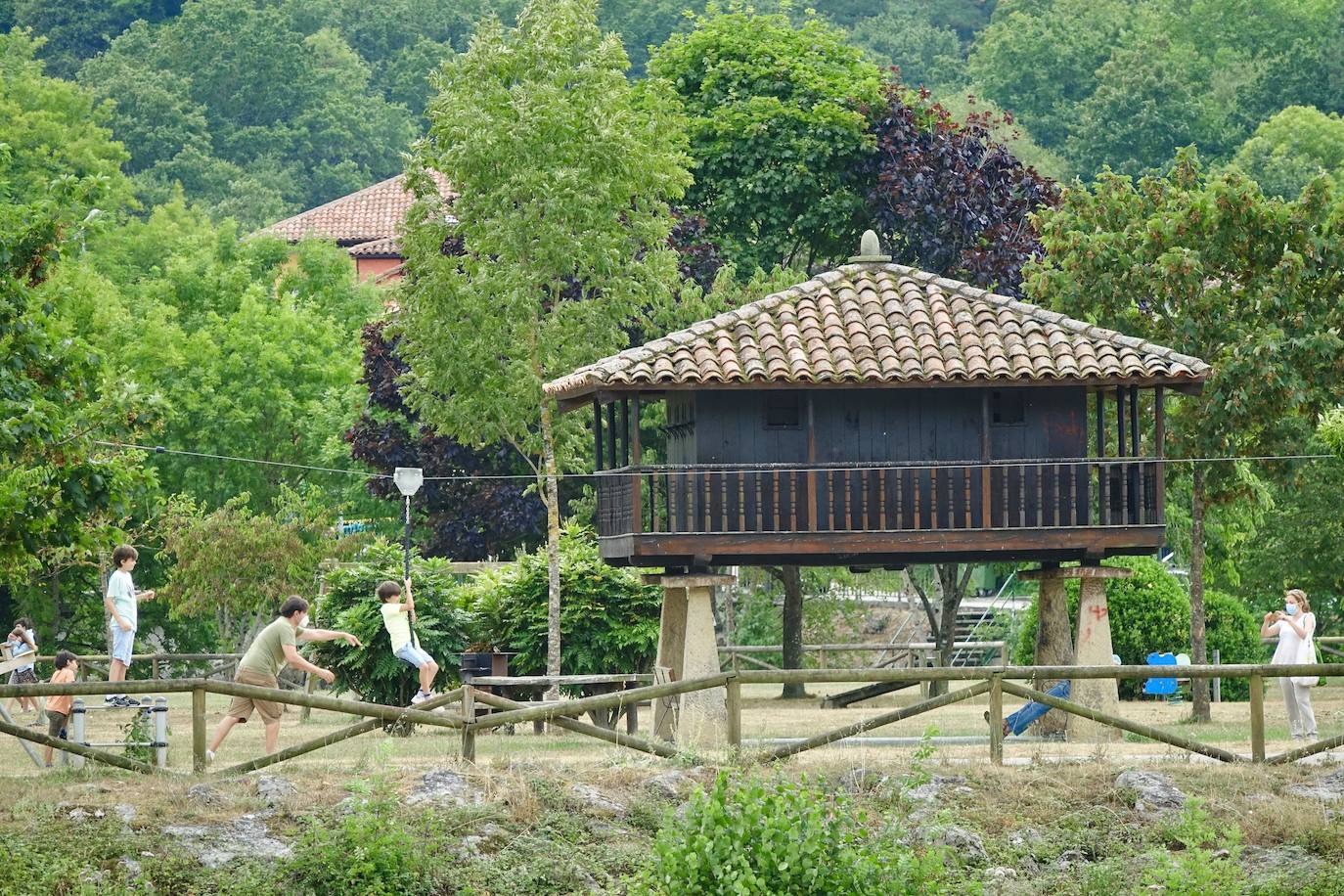 Asturias abarrota playas, ríos, parques, merenderos y terrazas para disfrutar de un fin de semana veraniego.