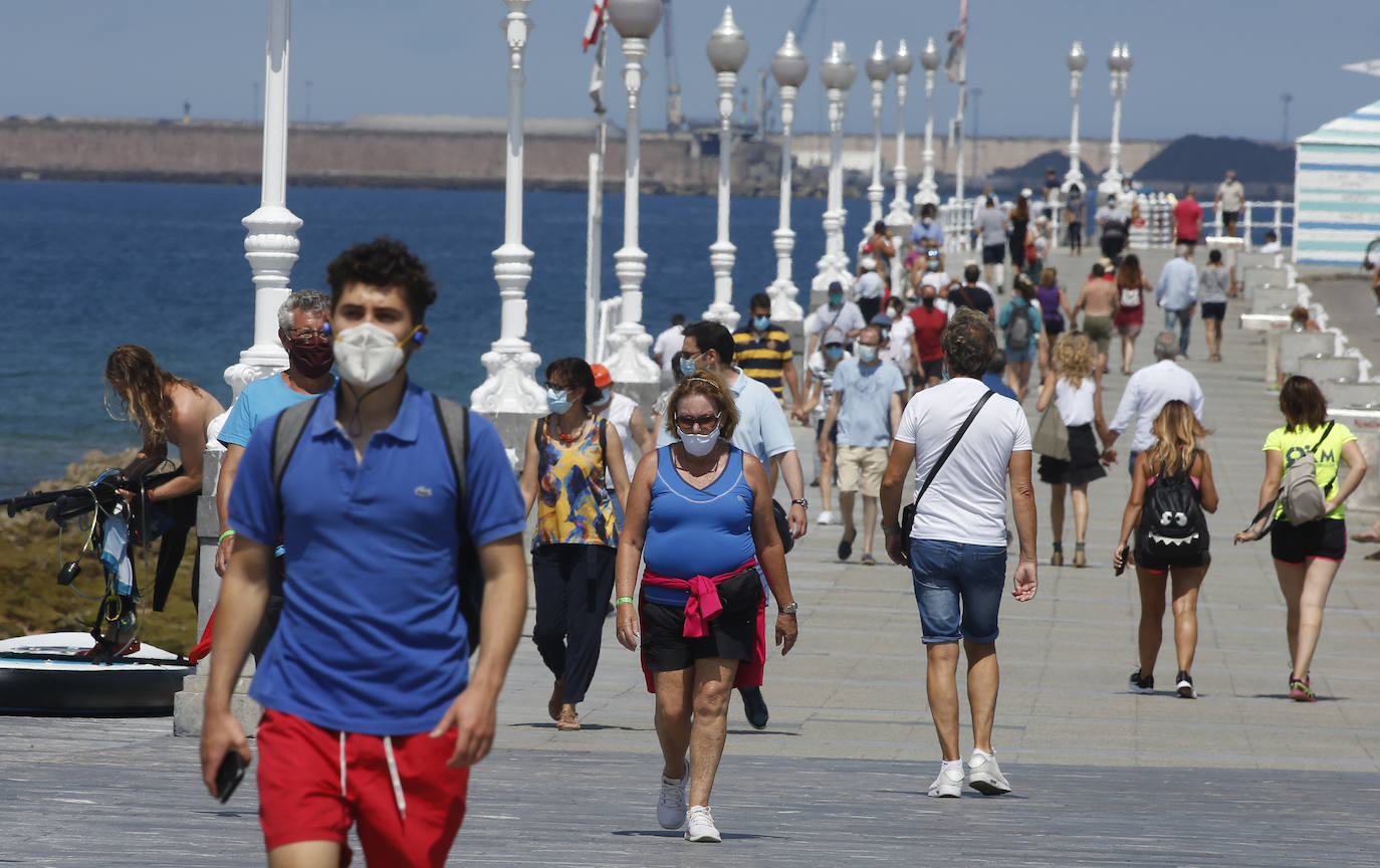 Asturias abarrota playas, ríos, parques, merenderos y terrazas para disfrutar de un fin de semana veraniego.