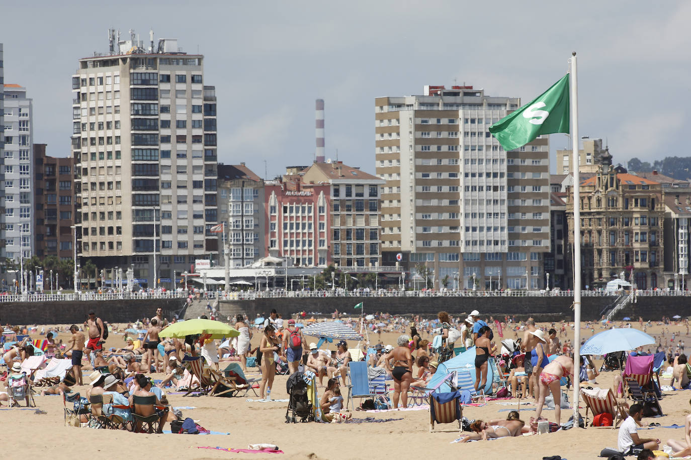 Asturias abarrota playas, ríos, parques, merenderos y terrazas para disfrutar de un fin de semana veraniego.