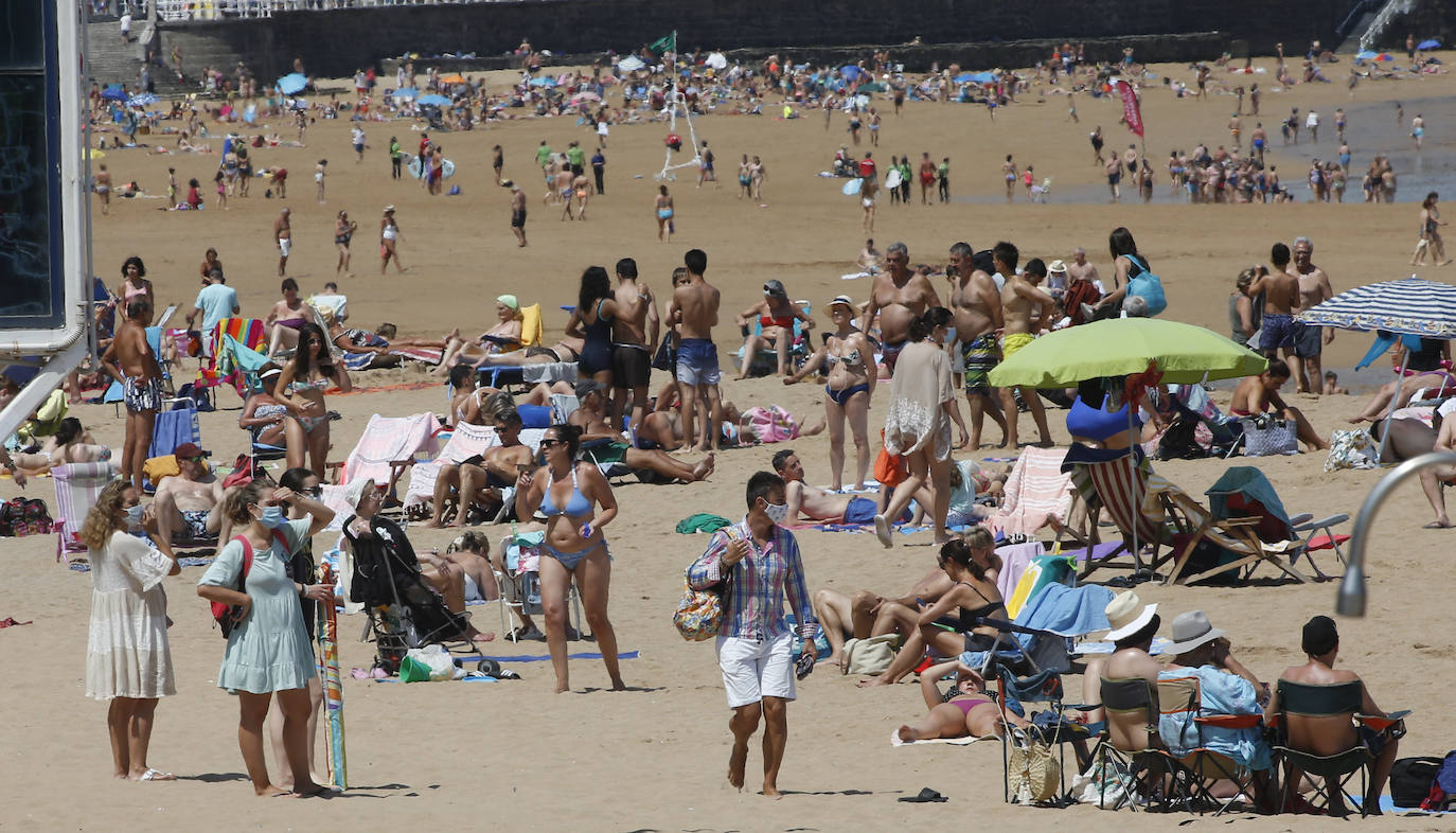 Asturias abarrota playas, ríos, parques, merenderos y terrazas para disfrutar de un fin de semana veraniego.