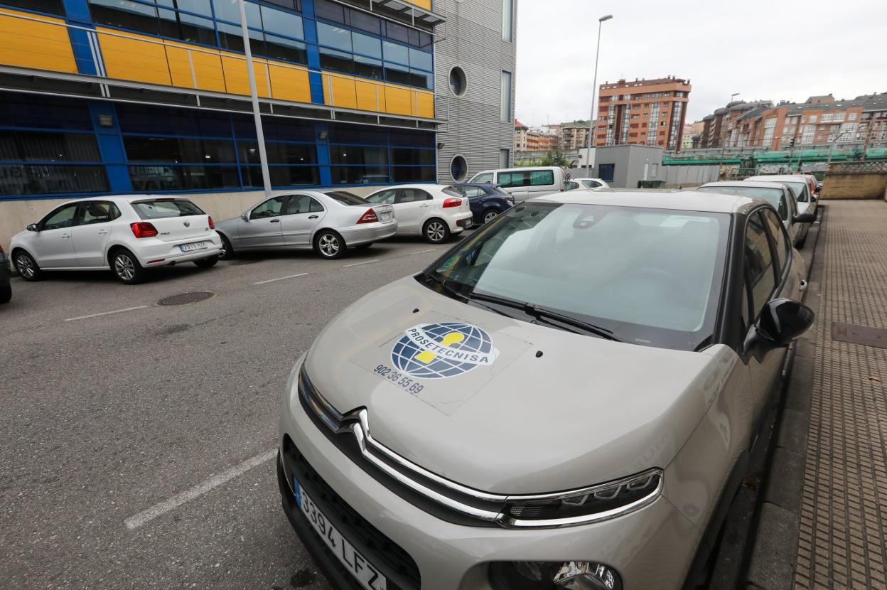 Uno de los vehículos que utilizan los vigilantes de seguridad en la zona de Las Arobias y la Travesía de la Industria en la margen izquierda de la ría. 