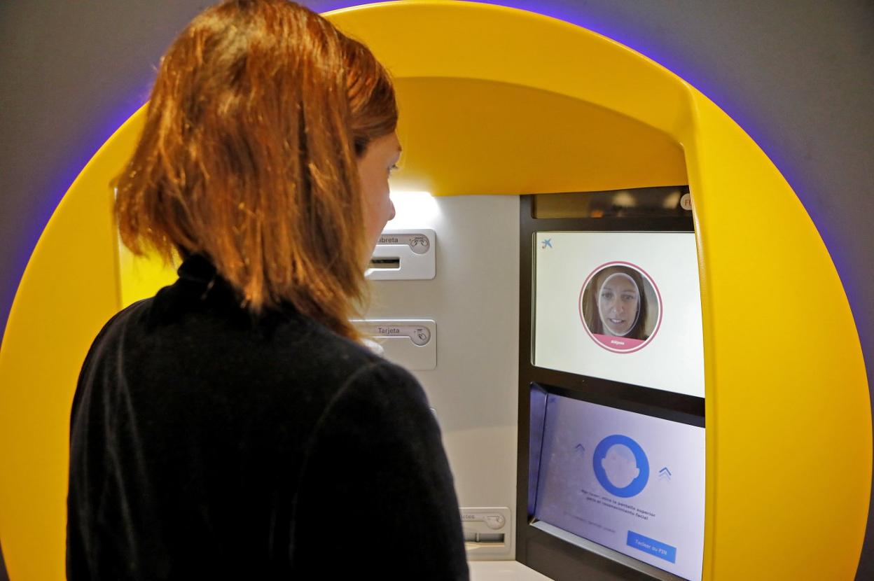 Torío muestra el funcionamiento del cajero biométrico de Corrida. 