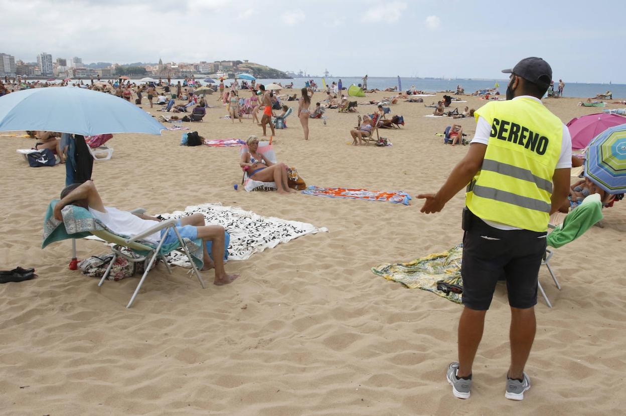 Los acomodadores. Además de controlar el buen uso de los arenales responden a las dudas de los bañistas. 