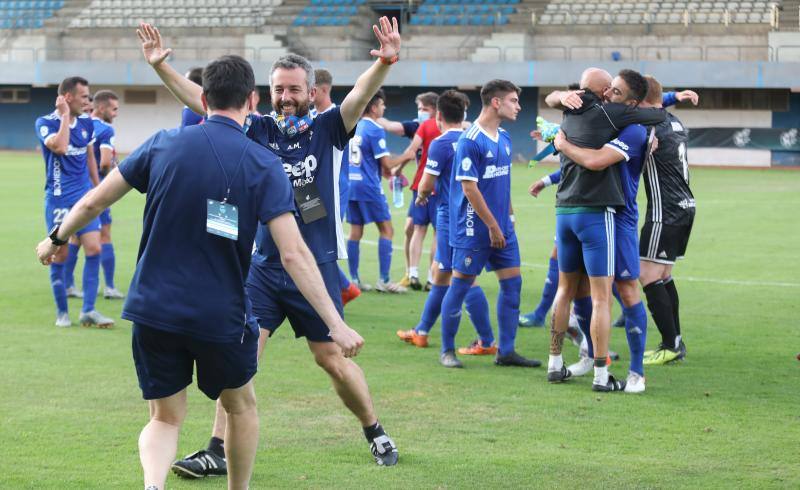 El conjunto ovetense se impuso este sábado en el Suárez Puerta al Caudal por 2-0, por lo que jugará la próxima campaña en la tercera categoría del fútbol español.