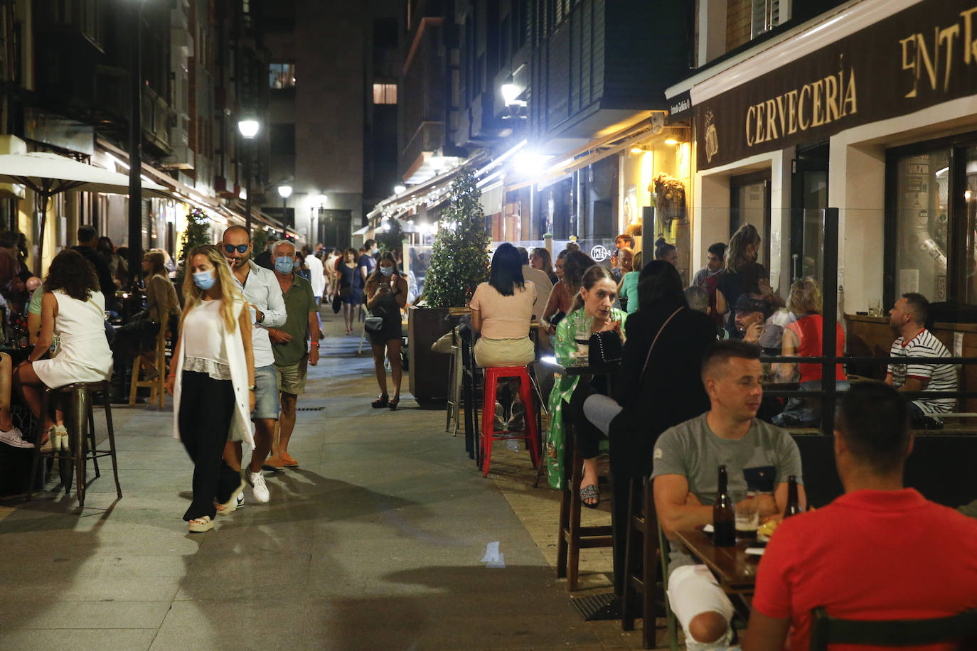 Pese al esfuerzo de los bares y establecimientos hosteleros, las aglomeraciones en la calle cada vez son más frecuentes. Muchas personas no utilizan la mascarilla ni respetan las distancias de seguridad. La Policía ha tenido que intervenir en varias ocasiones para disolver botellones. 