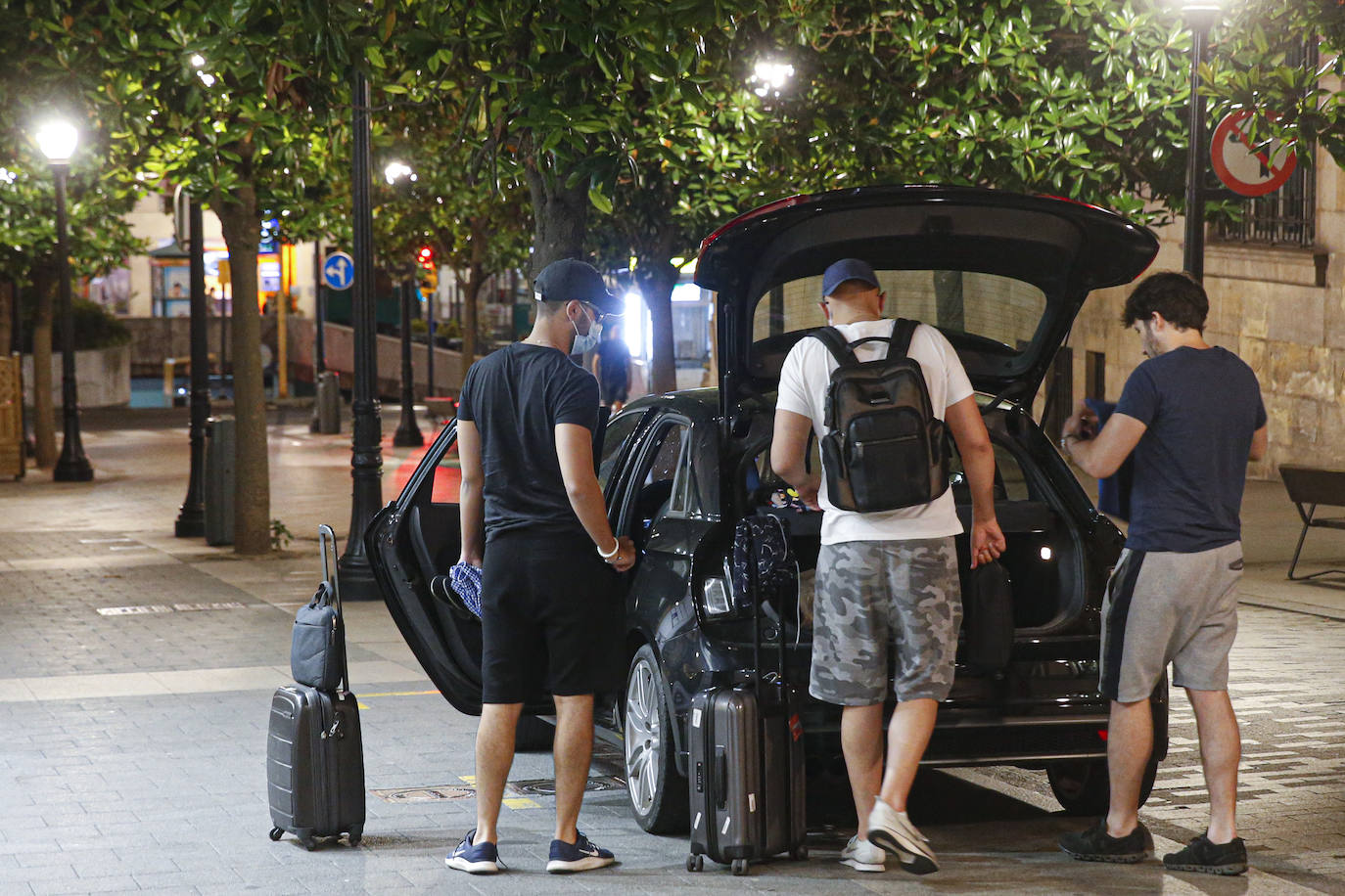 Pese al esfuerzo de los bares y establecimientos hosteleros, las aglomeraciones en la calle cada vez son más frecuentes. Muchas personas no utilizan la mascarilla ni respetan las distancias de seguridad. La Policía ha tenido que intervenir en varias ocasiones para disolver botellones. 