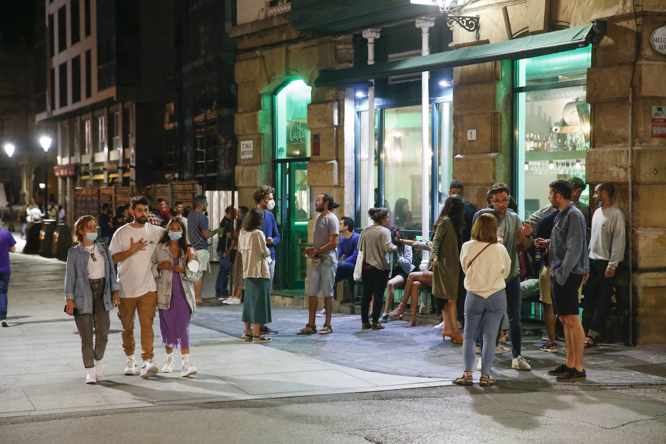 Pese al esfuerzo de los bares y establecimientos hosteleros, las aglomeraciones en la calle cada vez son más frecuentes. Muchas personas no utilizan la mascarilla ni respetan las distancias de seguridad. La Policía ha tenido que intervenir en varias ocasiones para disolver botellones. 