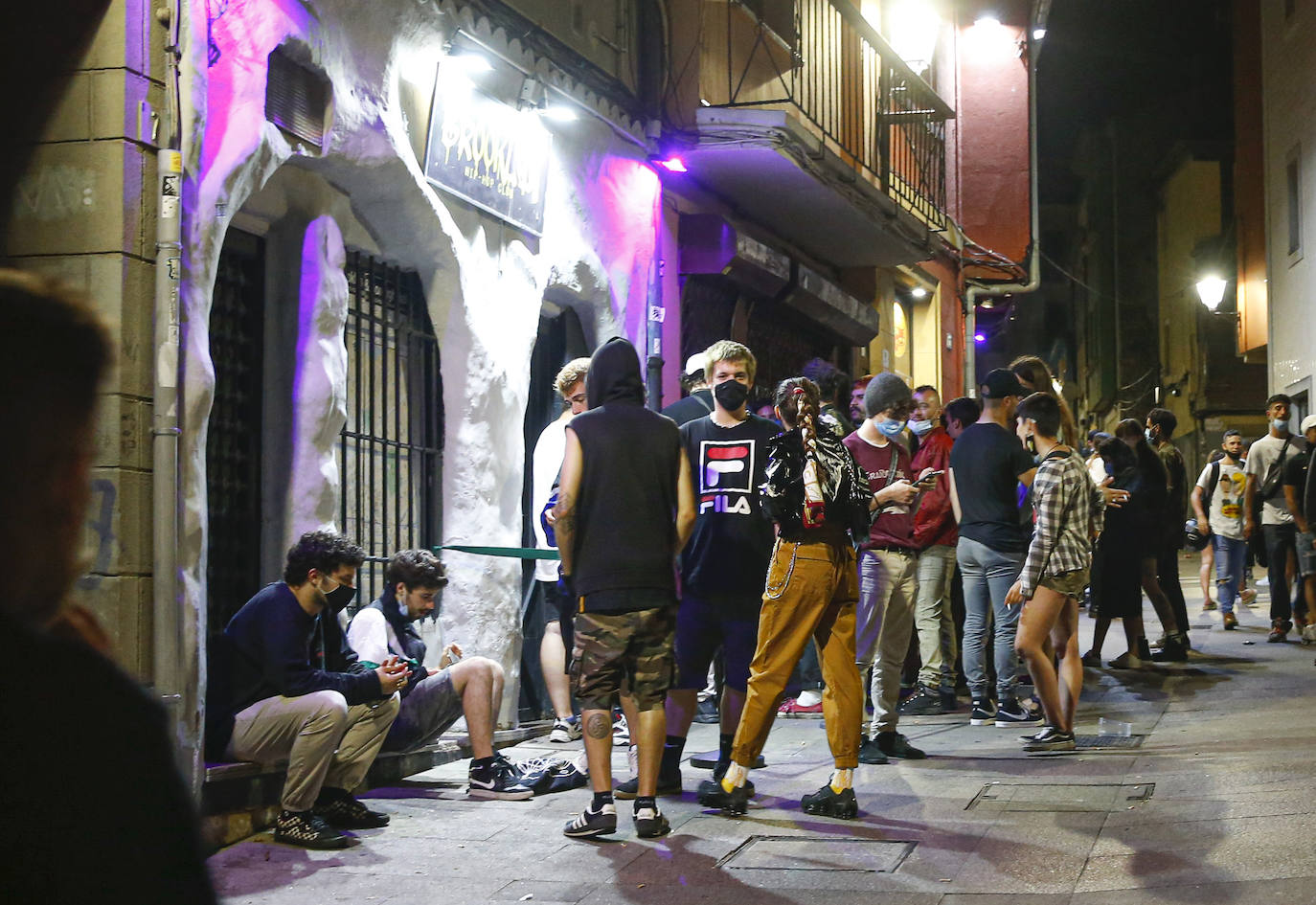 Pese al esfuerzo de los bares y establecimientos hosteleros, las aglomeraciones en la calle cada vez son más frecuentes. Muchas personas no utilizan la mascarilla ni respetan las distancias de seguridad. La Policía ha tenido que intervenir en varias ocasiones para disolver botellones. 
