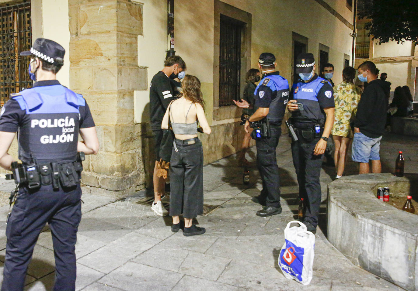Pese al esfuerzo de los bares y establecimientos hosteleros, las aglomeraciones en la calle cada vez son más frecuentes. Muchas personas no utilizan la mascarilla ni respetan las distancias de seguridad. La Policía ha tenido que intervenir en varias ocasiones para disolver botellones. 