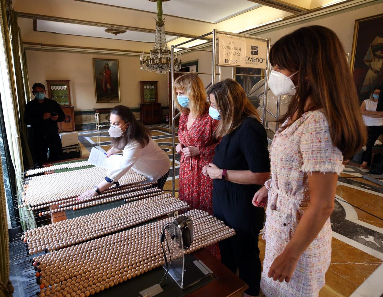 Ana Margarita Fernández, Marisa Ponga, Ana Taboada y Leticia González ante las alambres. 