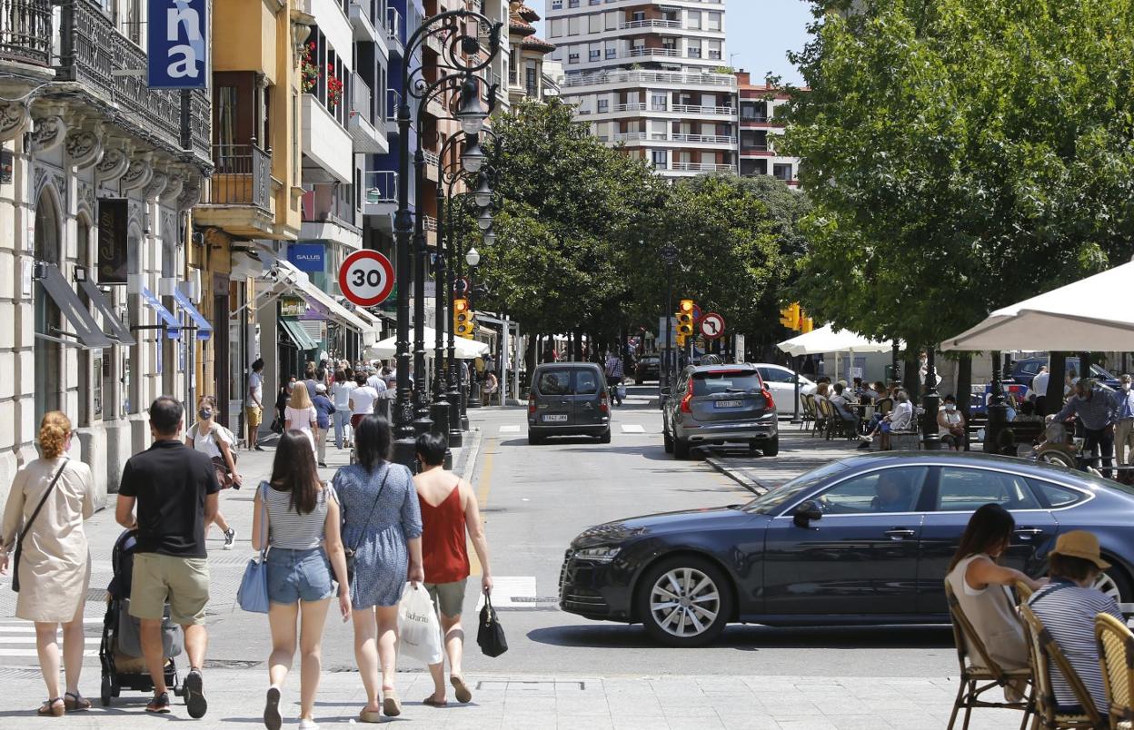 Tramo de la calle Covadonga entre San Bernardo y la Plazuela que se cerrará al tráfico el martes. 