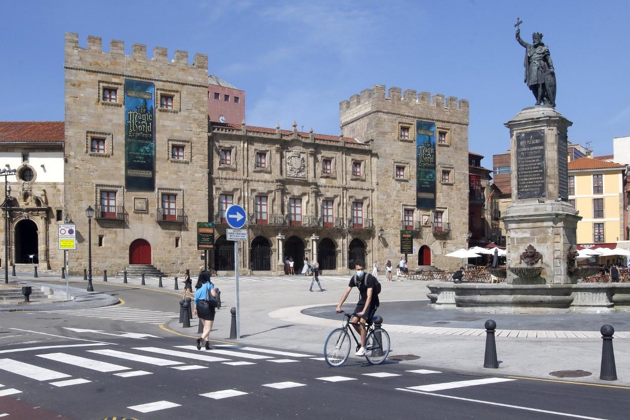 La estatua de Pelayo, en la plaza del Marqués. 
