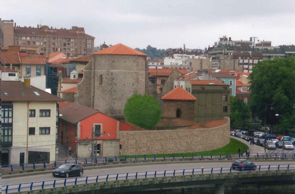 Recreación de la vieja muralla realizada hace años por la asociación vecinal Pedro Menéndez. 