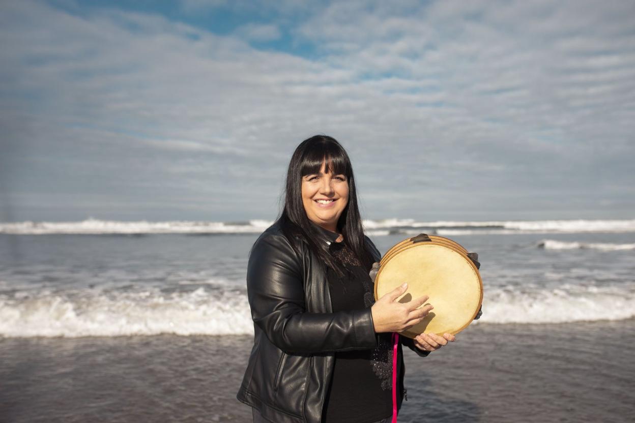 Eva Tejedor, con su pandereta, en la playa de Salinas. 