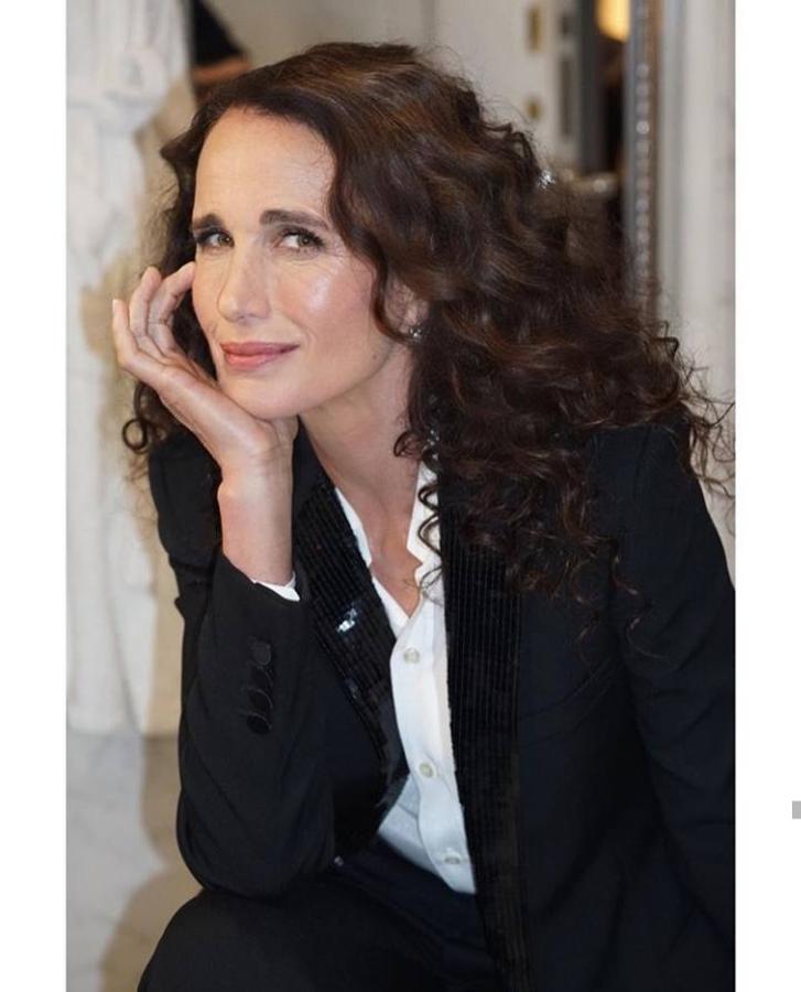 Melena rizada y capeada: Si tu pelo es rizado como el de Andie MacDowell, nada mejor que darle un toque extra de volumen con un toque de capas. Un truco que dará aún más protagonismo a tus rizos.