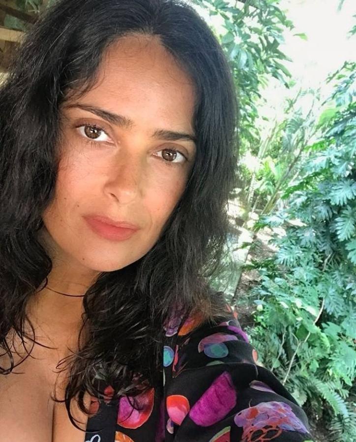 Media melena clásica recta y al natural: Salma Hayek prefiere la clásica media melena recta y ligeramente larga. Pero consigue darle siempre un toque diferenciador con sus peinados. Y es que la hemos visto con liso tabla, completamente rizado, ondulado o incluso al natural y semi rizado como luce en esta fotografía.