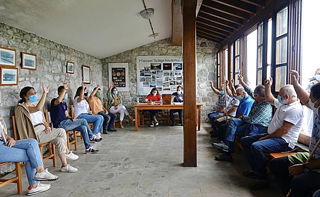 Consejo de Pastores sin fiesta y con mascarilla