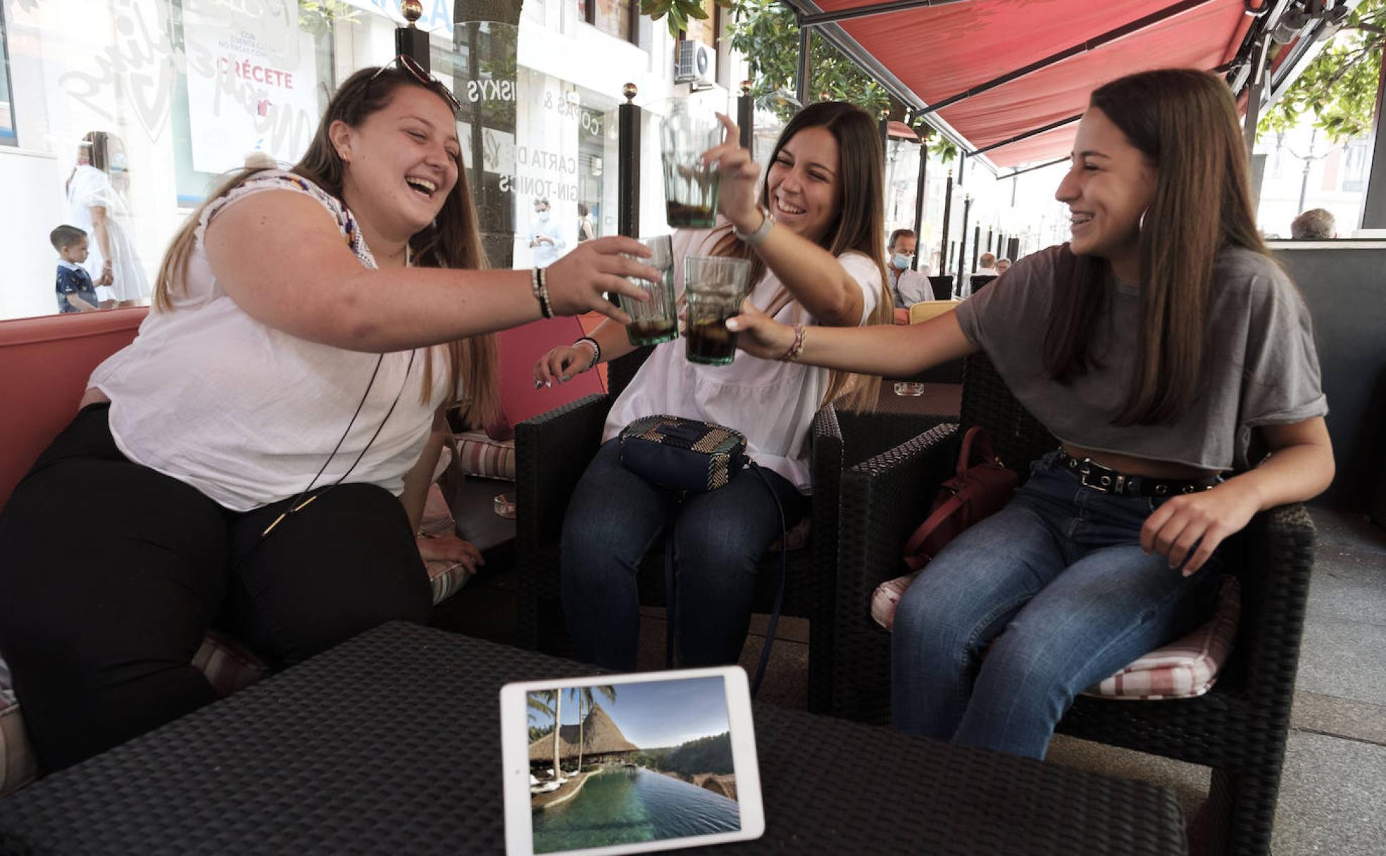 Itziar, Carla y Paula Fernández se quedan en Asturias. «Nosotras nos íbamos para Bali ahora mismo, a tirarnos en la playa, pero este año no nos movemos de aquí»