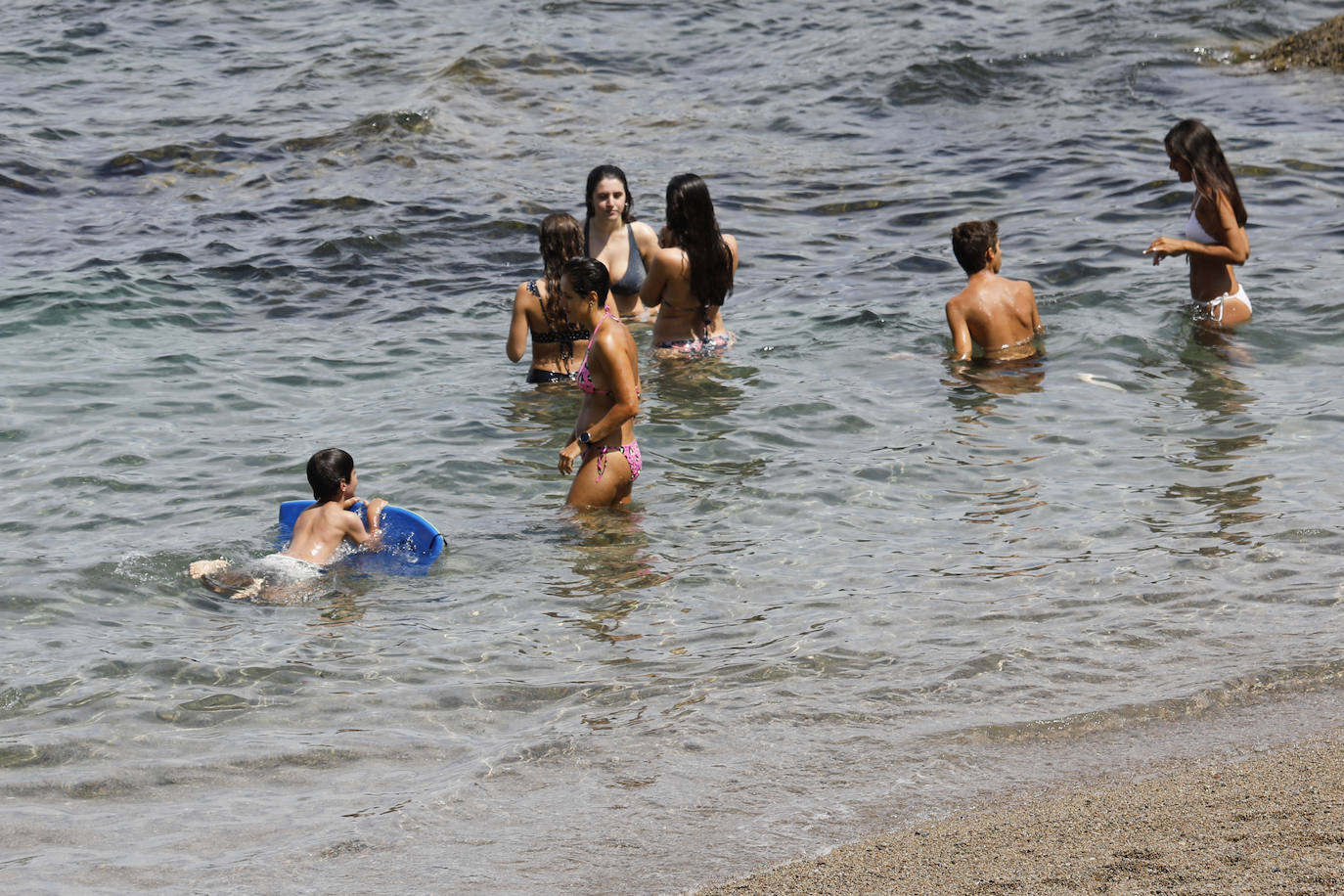 Asturias abarrota playas, ríos, parques, merenderos y terrazas para disfrutar de un fin de semana veraniego.