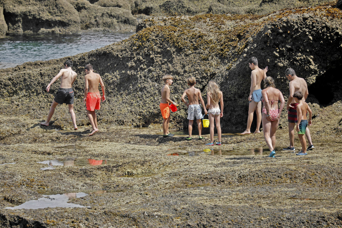 Asturias abarrota playas, ríos, parques, merenderos y terrazas para disfrutar de un fin de semana veraniego.