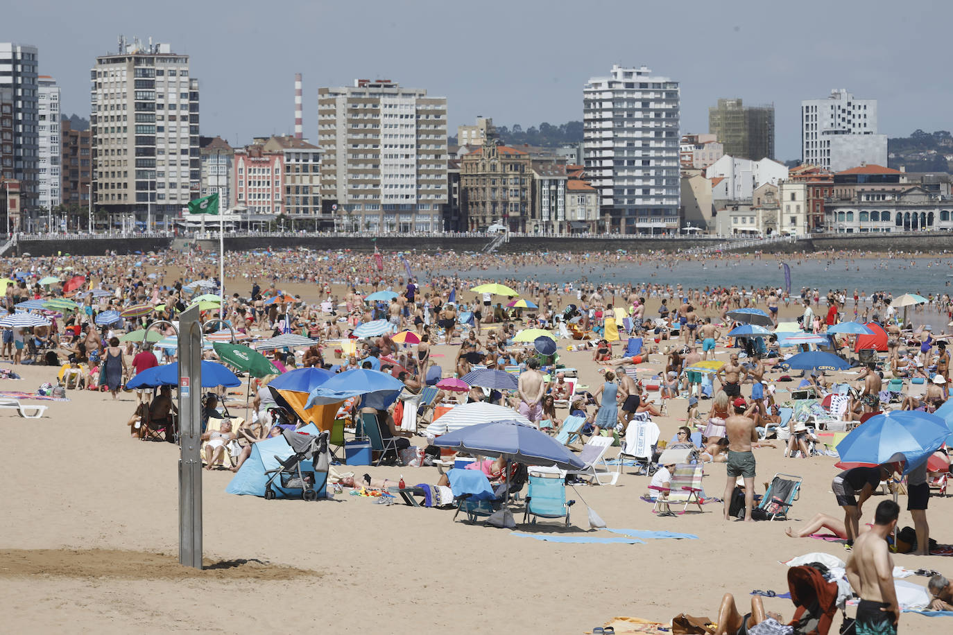 Asturias abarrota playas, ríos, parques, merenderos y terrazas para disfrutar de un fin de semana veraniego.