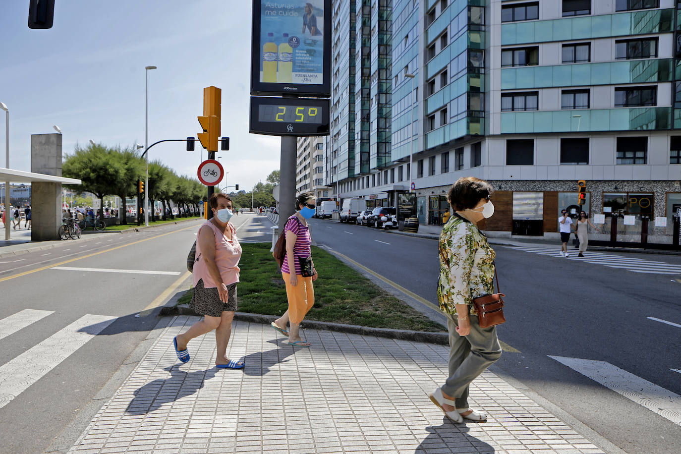 Asturias abarrota playas, ríos, parques, merenderos y terrazas para disfrutar de un fin de semana veraniego.