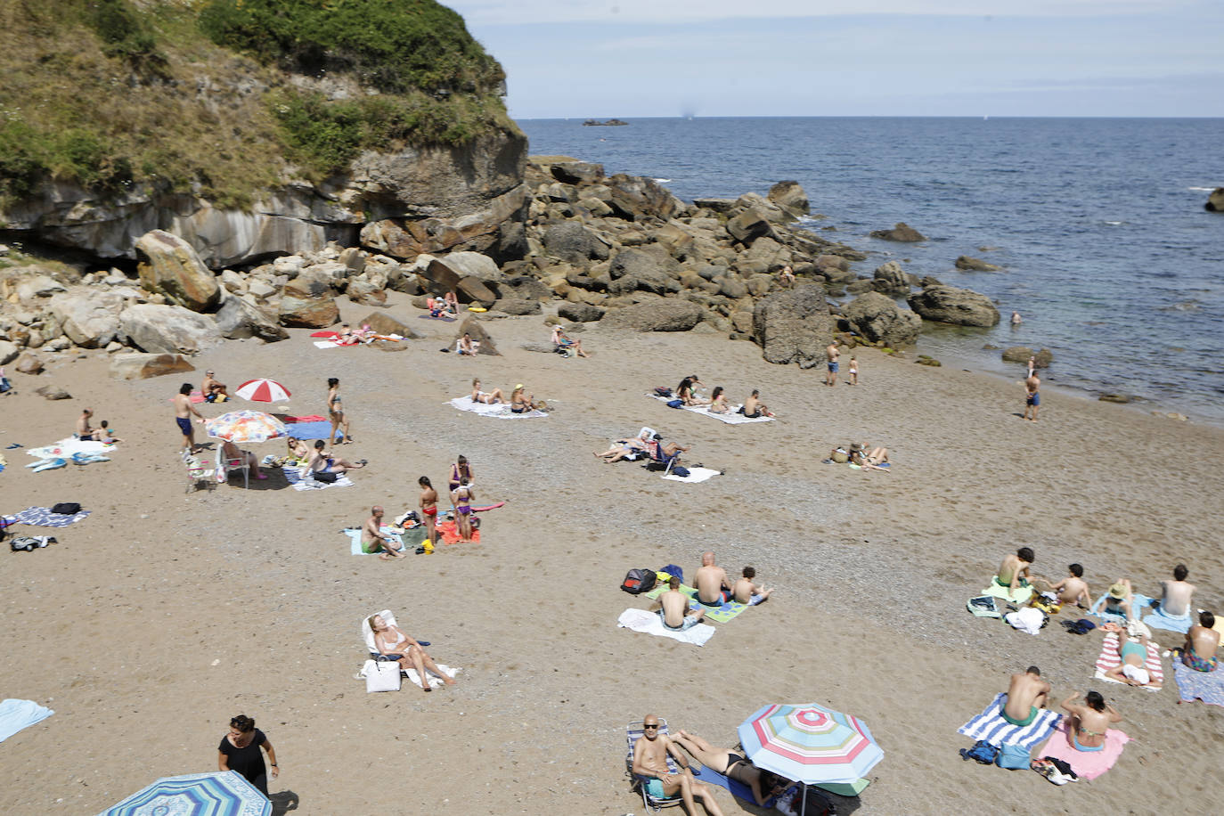 Asturias abarrota playas, ríos, parques, merenderos y terrazas para disfrutar de un fin de semana veraniego.