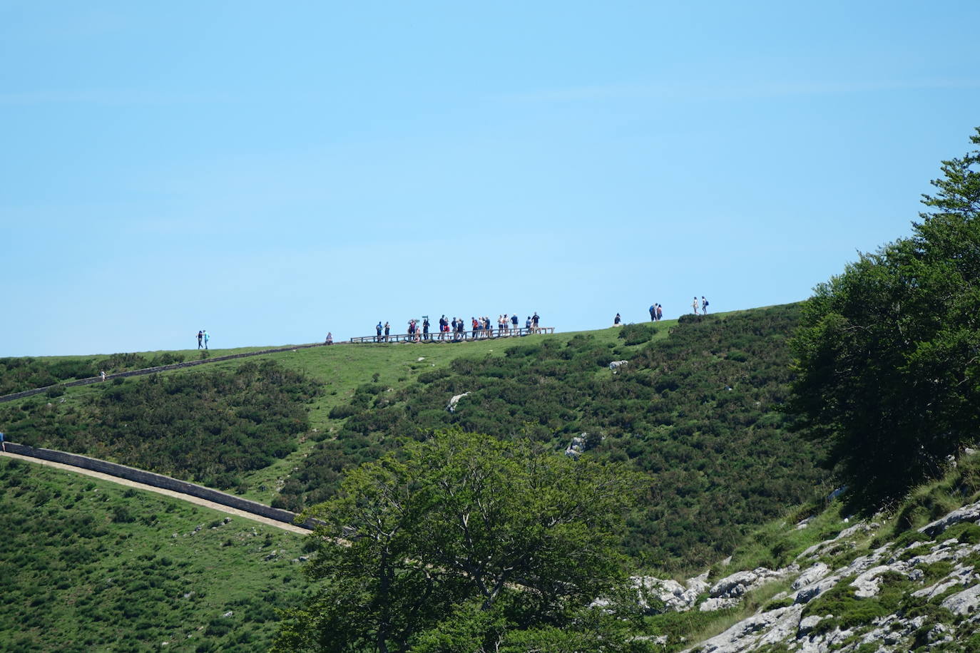 Asturias abarrota playas, ríos, parques, merenderos y terrazas para disfrutar de un fin de semana veraniego.